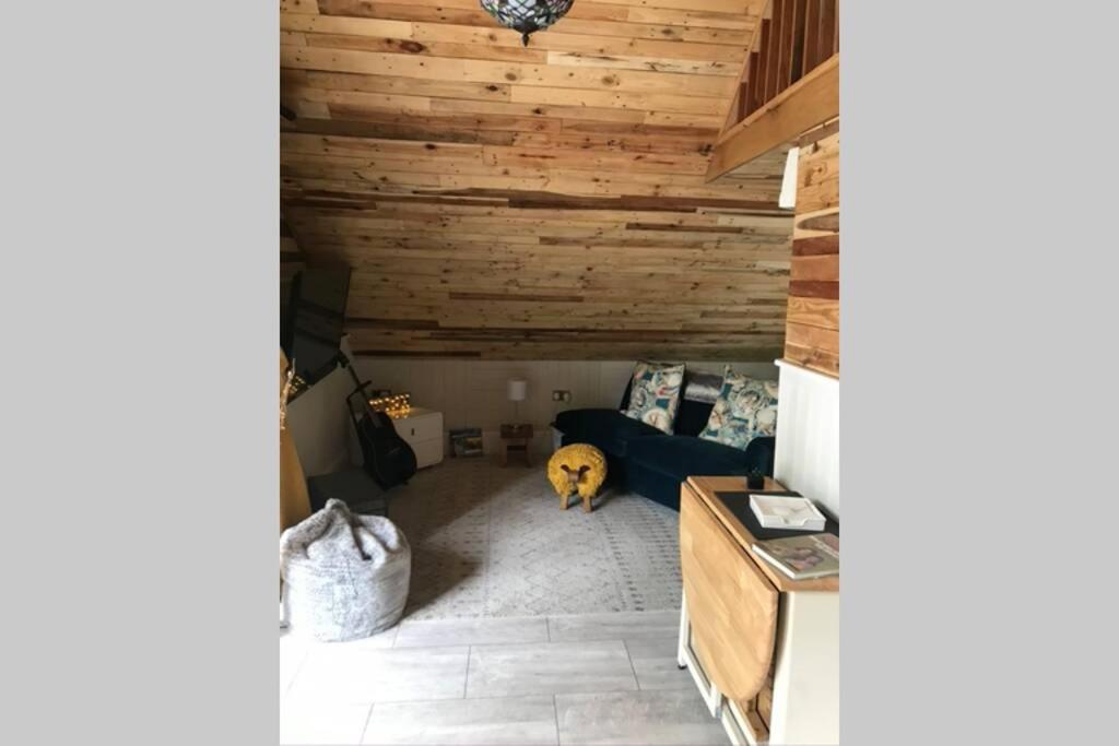 The Shed . A Cosy, Peaceful, 96% Recycled, Chalet. 斯旺西 外观 照片