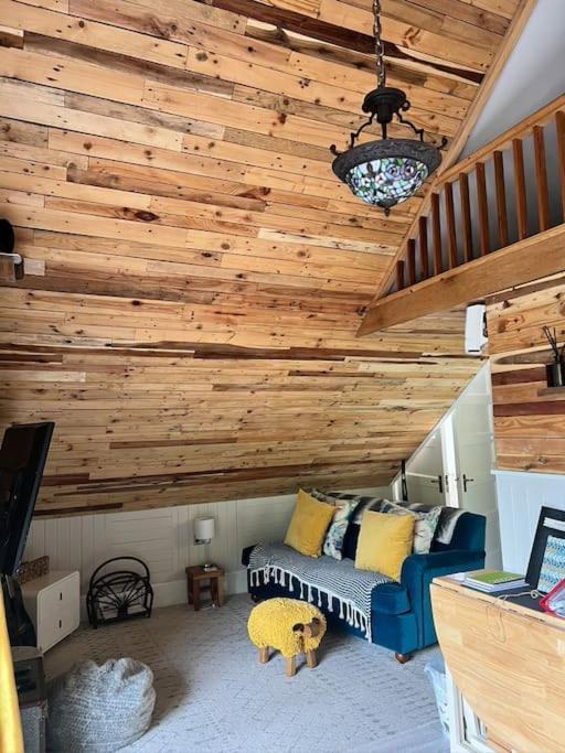 The Shed . A Cosy, Peaceful, 96% Recycled, Chalet. 斯旺西 外观 照片
