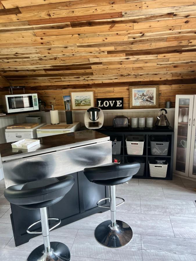 The Shed . A Cosy, Peaceful, 96% Recycled, Chalet. 斯旺西 外观 照片