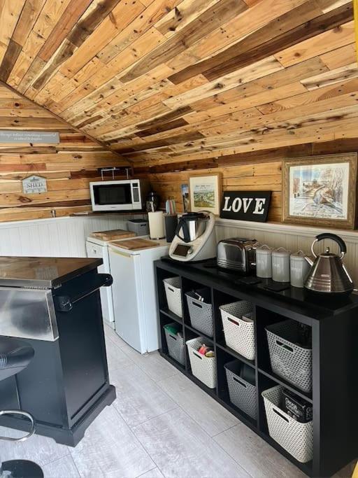 The Shed . A Cosy, Peaceful, 96% Recycled, Chalet. 斯旺西 外观 照片